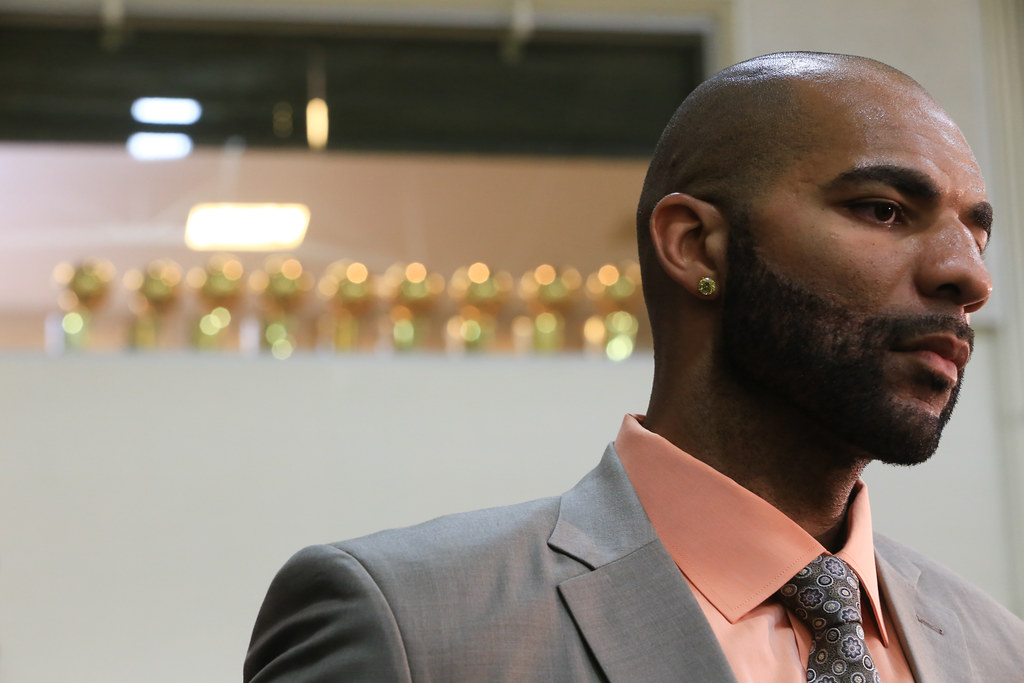 "Carlos Boozer LA Lakers Press Conference (2014)" di TheDailySportsHerald è concesso con licenza CC BY-NC-ND 2.0. Per visualizzare una copia di questa licenza vai su https://creativecommons.org/licenses/by-nc-nd/2.0/?ref=openverse.